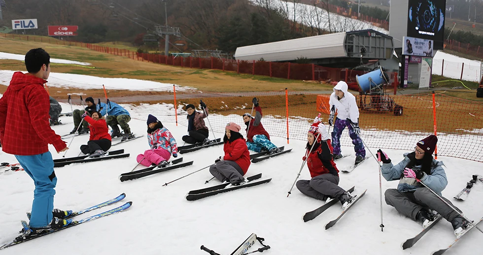 Basic group ski lessons at Daemyung Vivaldi Park Ski Resort